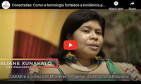 Quando a COVID-19 atingiu o Brasil, a União das Mulheres Indígenas da Amazônia Brasileira (UMIAB) sabia que era hora de enfrentar um desafio que vinha impactando a organização há anos–conectar virtualmente mulheres indígenas defensoras de nove estados do Brasil. Em 2020, a USAID, por meio da atividade Fortalecimento das Organizações Indígenas da Amazônia (SCIOA), apoiou a UMIAB para instalar Internet em aldeias em todo o Brasil para que seus membros pudessem finalmente se conectar por vídeo. Agora, as lideranças da UMIAB entendem como usar as principais ferramentas e plataformas de tecnologia para continuar a importante incidência política da organização para as mulheres indígenas em todo o país. Neste vídeo, três lideranças da UMIAB explicam o impacto que essa tecnologia teve em seu trabalho.
