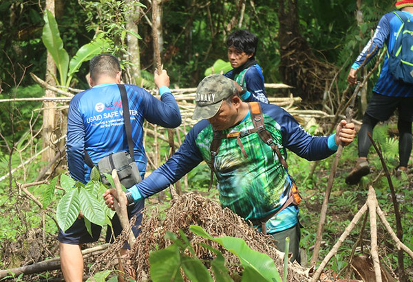 Kanla-on Green Brigade (KGB) volunteers, a group of community-based forest protection officers in Bago City, Philippines, dismantle an illegally established hut.  Noel P. Labutap/USAID