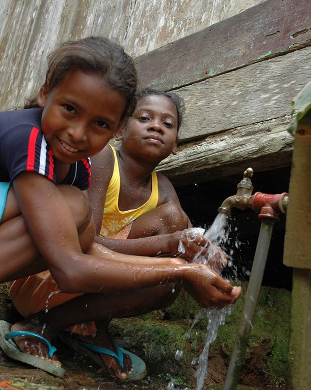 Children at water tap in Ecuador Credit: DAI