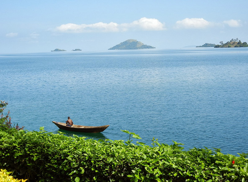 Kivu-canoe.jpg