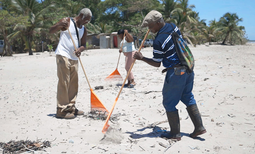 Beach cleanup engaging a coastal community in Honduras. Credit: IUCN/Honduras
