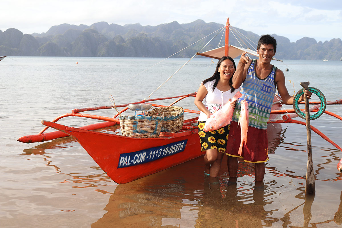 Fisher couple with their catch of the day. Photo: Ouie Sanchez/USAID