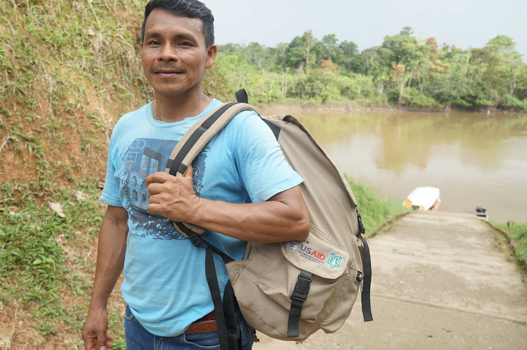 Teobaldo Vásquez smiling and carrying a backpack in the Peruvian Amazon. Photo credit: Liliana Lizárraga for USFS.