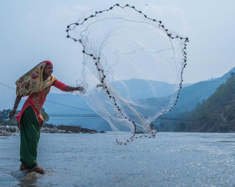 Fishing in the Rapti River Basin, Nepal. Photo Credit: Sudin Bajracharya/USAID Paani Project